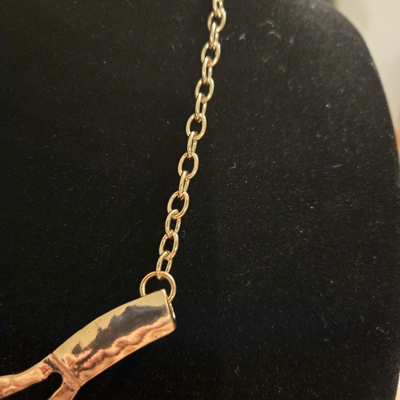 Elegant Pendant Necklace - Picture 3 of 5